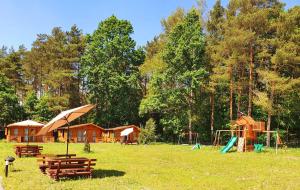 park ze stołem piknikowym i placem zabaw w obiekcie Kurdybanek - Domki letniskowe w Stegnie