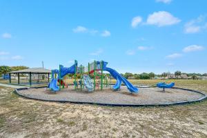um parque com parque infantil com escorrega em The Perdido Cottage em Pensacola