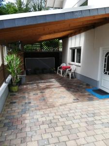 an outdoor patio with awning and a table and chairs at Ferienwohnung Marina in Linz am Rhein