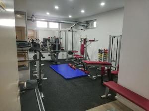 einen Fitnessraum mit Laufbändern und Maschinen in einem Zimmer in der Unterkunft Villa Otava Lux SPA in Vrnjačka Banja