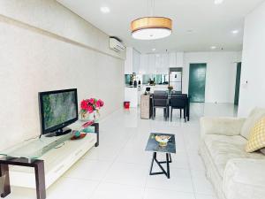 En tv och/eller ett underhållningssystem på Summer Suites By Bukit Nanas