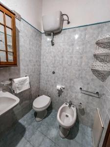 a bathroom with a toilet and a sink at Casa Chiara con accesso diretto alla spiaggia in Àrbatax