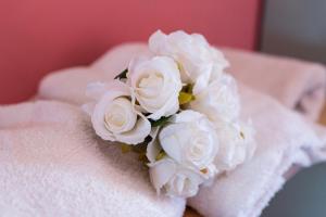 um buquê de rosas brancas sentadas numa toalha em Hotel Sabbia d'Oro em Rimini