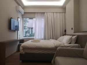 een hotelkamer met een bed en een raam bij Athenian Apartments, Syntagma square #6 in Athene