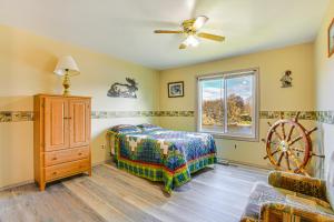 Легло или легла в стая в Centrally Located Michigan Cabin on Manistee River