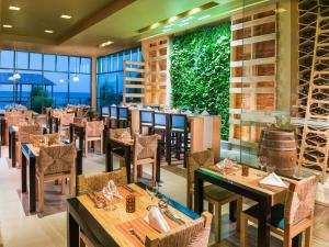 un restaurante con mesas y sillas y una bodega en Generations Riviera Maya Family Resort Catamarán, Aqua Nick & More Inclusive, en Puerto Morelos