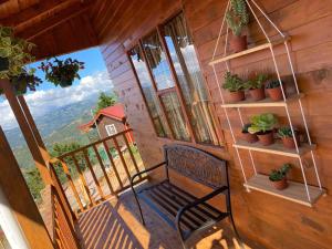 Balkón nebo terasa v ubytování Cabaña Peacock – CUTE cabin with an AMAZING view!