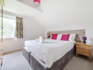 Un pat sau paturi într-o cameră la Yew - Woodland Cottages
