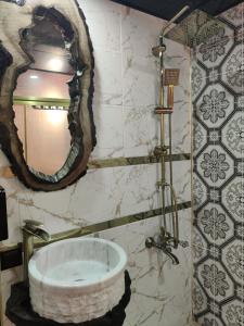 a bathroom with a sink and a mirror at Ktisis Butik Otel in Urfa