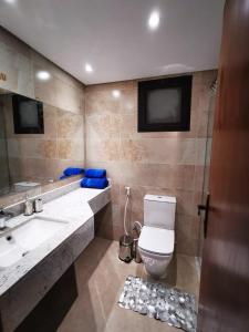 La salle de bains est pourvue de toilettes et d'un lavabo. dans l'établissement The View Residence Hurghada - the Paradise in Island View, à Hurghada