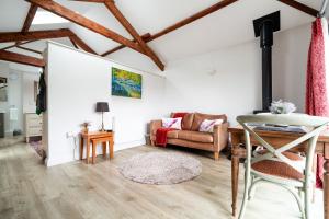 un soggiorno con un divano e un tavolo di Acorn a Windermere