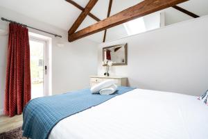 Un dormitorio con una cama grande y una ventana en Acorn, en Windermere