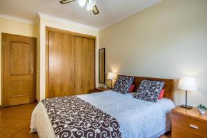 アルマカオ・デ・ペラにあるApartamento Mar Salgadoのベッドルーム1室(ベッド1台付)、木製のドア
