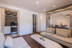 una sala de estar con un sofá y una mesa en Villa Culin, en Dugopolje