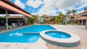 una piscina en medio de una casa en Hotel Tropicana Santo Domingo en La Viva