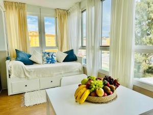 Una habitación con una mesa con un bol de fruta encima. en Estudio Pepa Luna Algarrobo Beach, en Málaga