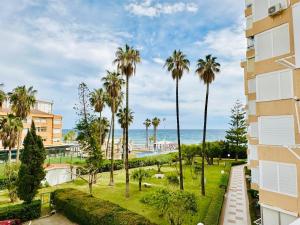 vistas a la playa y a las palmeras desde un edificio en Estudio Pepa Luna Algarrobo Beach, en Málaga