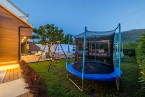 un parque infantil en el patio trasero de una casa en Villa Culin, en Dugopolje