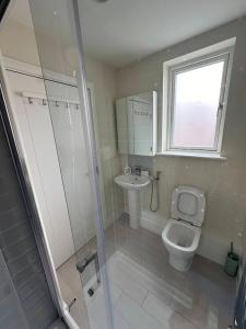 Koupelna v ubytování Pvt room with direct train to city center 25 mins