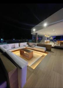 ein Wohnzimmer mit Sofa und Tisch in der Unterkunft Mana & Makia Slin Muro Alto in Porto De Galinhas