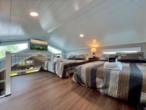 海爾瓦西的住宿－Retreat on the Lake，一间卧室设有两张床和窗户。