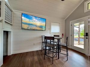 ein Esszimmer mit einem Tisch und Stühlen sowie einem TV in der Unterkunft Retreat on the Lake in Hiawassee