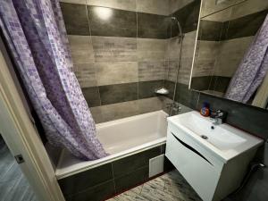 bagno con lavandino, vasca e doccia di Apartment on Vatutina a Vinnycja