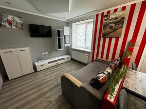 una sala de estar con una pared de rayas rojas y blancas en Apartment on Vatutina, en Vínnytsia
