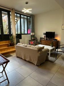 Μια τηλεόραση ή/και κέντρο ψυχαγωγίας στο Comme à la Maison - Terrasse