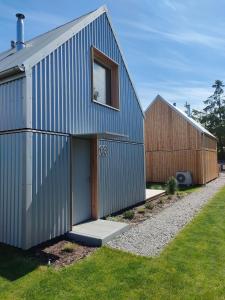metalowy budynek z drzwiami i stodołą w obiekcie Płyniewoda - całoroczne domy PREMIUM, klimatyzacja, kominek, blisko morza w Dziwnowie