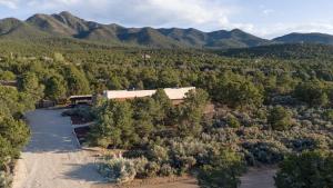 A bird's-eye view of Mountain Views Newly Renovated Secluded Retreat