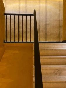 un escalier dans un bâtiment avec une rampe dans l'établissement Hotel Coral Beach, à Roda