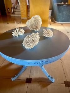 Niebieski stół z muszelkami na górze w obiekcie Hotel Coral Beach w Rodzie