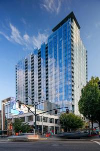 un grand bâtiment avec des fenêtres en verre sur une rue de la ville dans l'établissement Luxury 1Bedroom 1Bath Pearl District, à Portland