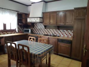 Η κουζίνα ή μικρή κουζίνα στο Villa Orfani +9 φωτογραφίες