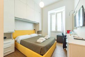 ein Schlafzimmer mit einem Bett mit Handtüchern darauf in der Unterkunft ANDENIS TIBER HOUSE in Rom