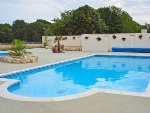 Bazén v ubytování Rosa - Bournemouth Holiday Home nebo v jeho okolí
