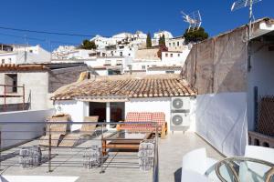 uma varanda com cadeiras e uma mesa num edifício em Casa Roberto Altea em Altea