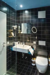a bathroom with a sink and a toilet at Hotel Sachsenklemme in Fortezza