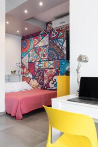 1 dormitorio con 1 cama y una pared colorida en Freshwater Pirates, en Gaeta