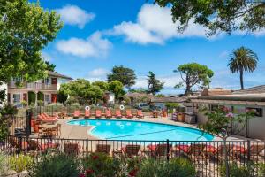 - une piscine avec des chaises et des tables et un complexe dans l'établissement Casa Munras Garden Hotel & Spa, à Monterey