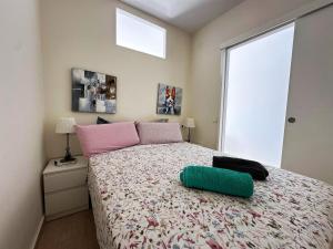 Un dormitorio con una cama con una almohada verde. en VER855 - Playa y Centrico, Wifi, Fire Stick, Vistas al mar en Torremolinos