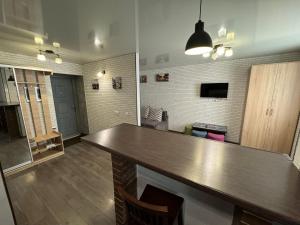 cocina con encimera en una habitación en Затишна квартира для Вашої родини en Vínnytsia