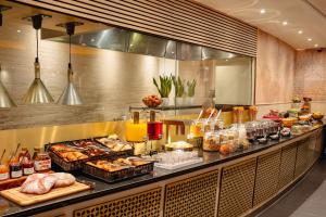 una linea a buffet con molti tipi di cibo diversi di Sheraton Skyline Hotel London Heathrow a Hillingdon
