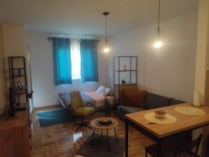 - un salon avec un canapé et un lit dans l'établissement Nirvana SPA Center, à Belgrade