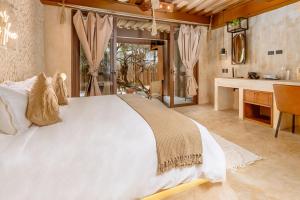 Postel nebo postele na pokoji v ubytování AWA Holbox Hotel Boutique - Beach Front