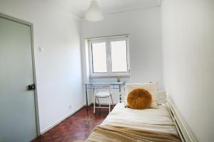 łóżko z dynią w pokoju w obiekcie Lisbon Key Hub - Rooms 6-10 w Lizbonie