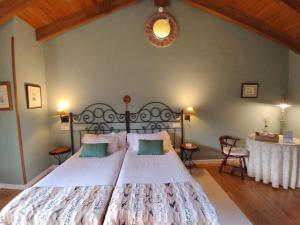 a bedroom with a large bed in a room at Hotel Boutique Villa de Palacios - Palacio de Aras in San Miguel de Aras