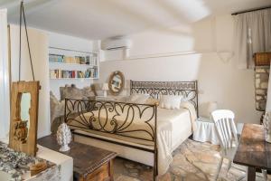 ein Schlafzimmer mit einem Bett und einem Bücherregal in der Unterkunft Villa Sofia in Massa Lubrense