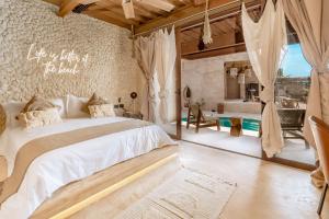 Postel nebo postele na pokoji v ubytování AWA Holbox Hotel Boutique - Beach Front